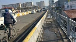 Тротуар на мосту в Оше в плачевном состоянии. Фото горожанина