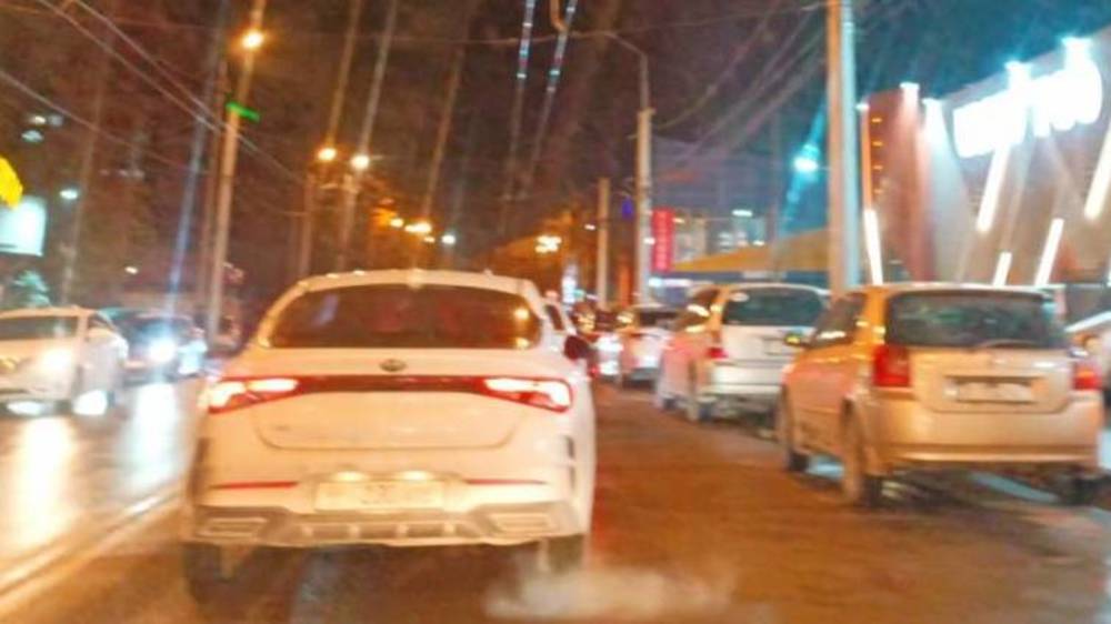 Возле кафе на Жибек Жолу припаркованные машины занимают одну полосу, - горожанин
