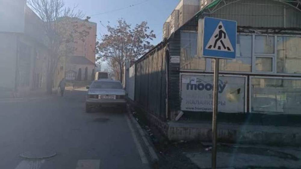 В Востоке-5 одна половина дороги заставлена машинами. Видео
