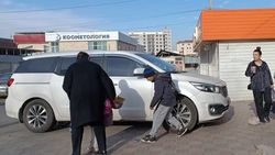 Возле Орто-Сайского рынка водители паркуются на тротуаре. Фото