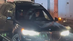 Мужчина на BMW X7 заехал на зеленую зону и застрял. Видео