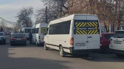 На Мичурина школьные бусы заняли одну полосу. Фото горожанина