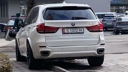 BMW X5 припарковали, заехав на тротуар. Фото