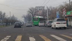 Остановки по Жибек Жолу снова заставлены машинами. Фото