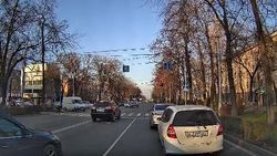 «Хонда» переезжает сплошную, заезжают за стоп-линию и едет на красный. Видео