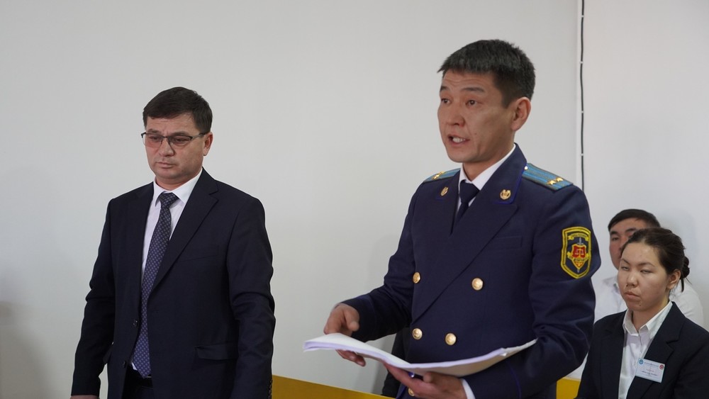 Начальник Нарынского областного управления Судебного департамента Адилет Чакиев и председатель Кочкорского райсуда Омурбек Сарыбаев