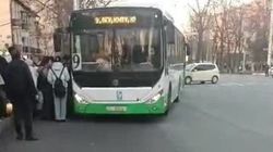 Водитель автобуса №9 припарковался в начале остановки, создав затор. Ответ мэрии