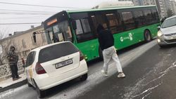 Водитель «Фита» признал вину и обязался компенсировать повреждение автобуса №162, - мэрия