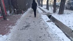 Дворник чистит тротуар на Калинина от снега. Видео «Тазалыка»
