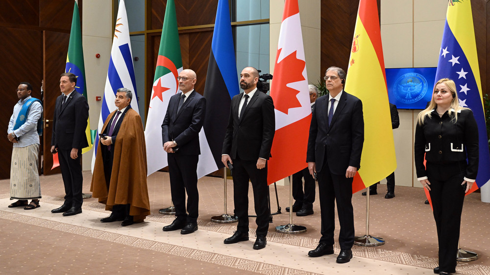 справа налево: Росальба Ло Буе Антико, Луис Франсиско Мартинес Монтес, Кристофер Дагган, Яап Ора, Мохамед Ирки, Хуан Фернандо Лугрис Родриге