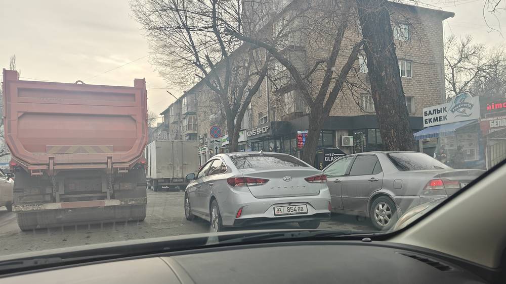 «Паркуются в два ряда под запрещающим знаком»: Водитель жалуется на пробки по улице Исанова