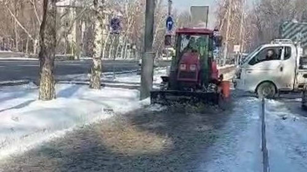 Как на Советской чистят тротуары с помощью техники. Видео мэрии