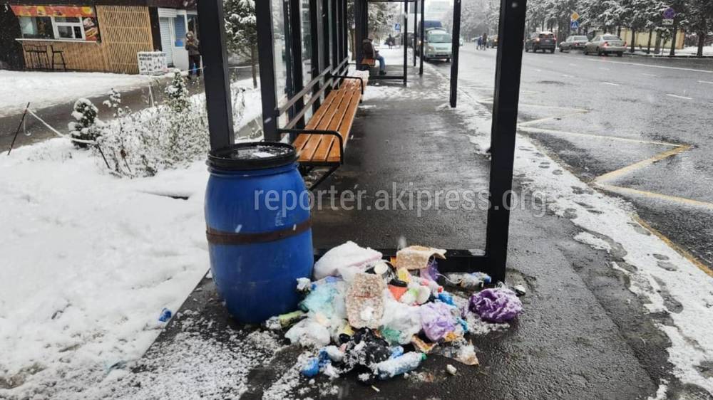 «Тазалык» убрал мусор на остановке в 7 мкр после жалобы горожанина