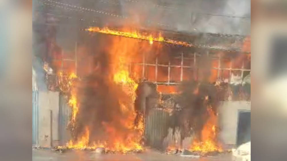 На Алматинке горит станция установки газа на авто. Видео