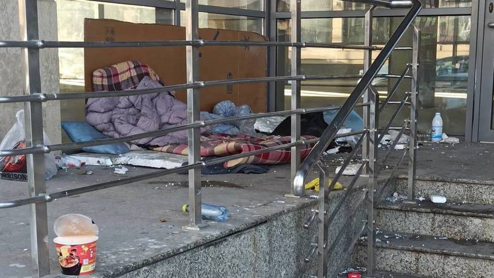 Граждане, проходившие альтернативную службу в МТУ, убрали мусор у здания на проспекте Чуй. Фото мэрии