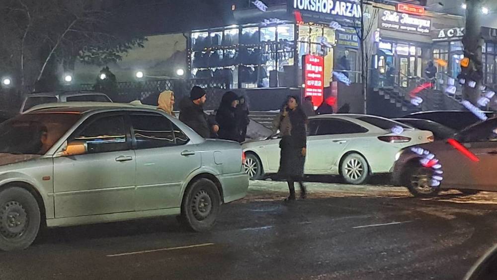Водитель жалуется на парковщиков возле ЦУМа. Фото