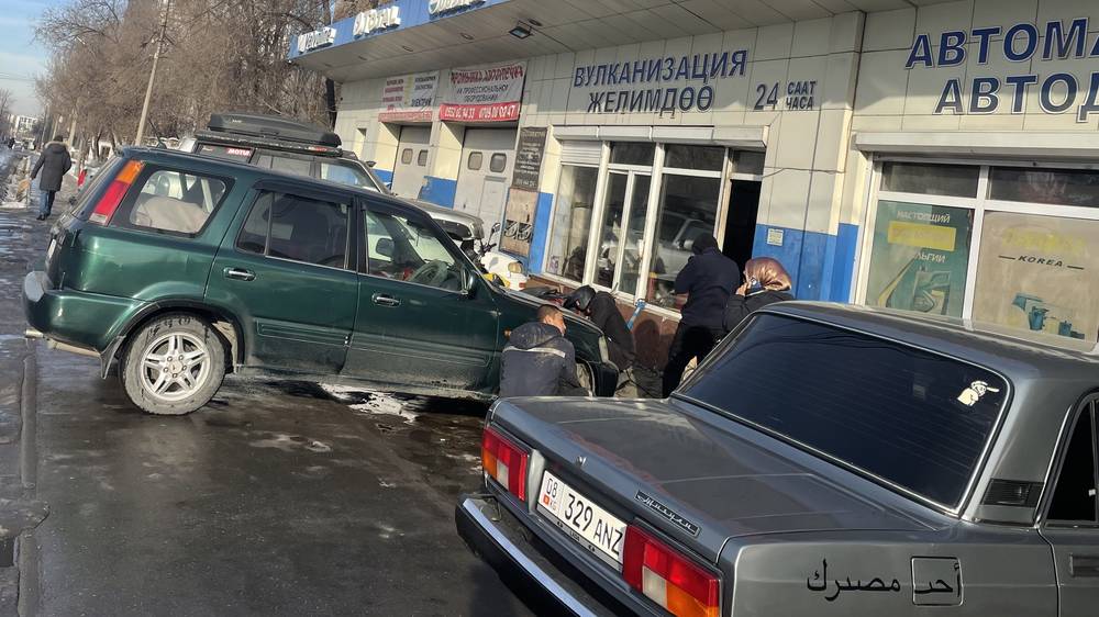 Клиенты СТО на Абая блокируют тротуар. Фото