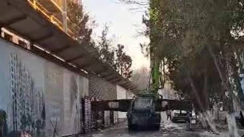 Тротуар на ул.Водопроводная заблокировали стройтехникой. Видео горожанин