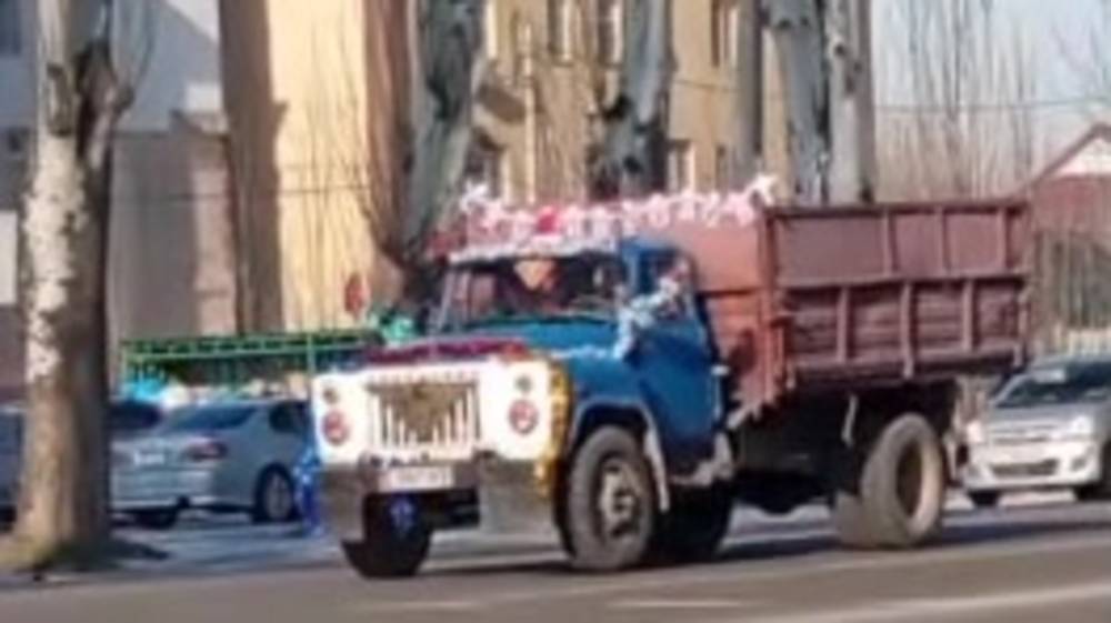 Грузовик «Тазалыка» украсили к Новому году. Видео горожанина