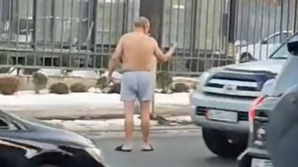 Мужчина в трусах стоит посреди дороги. Видео