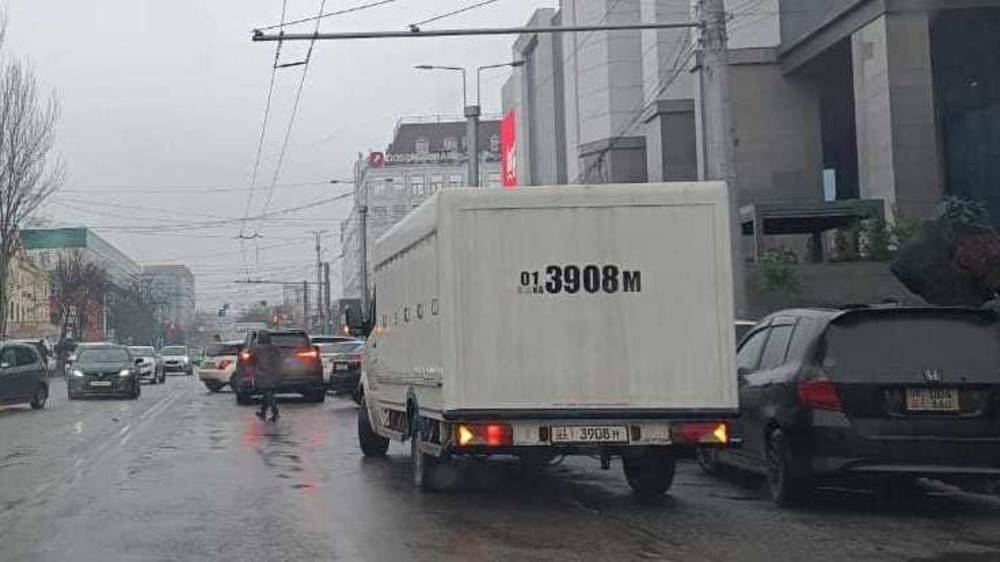 Горожанин жалуется на стихийную парковку возле ЦУМа. Фото