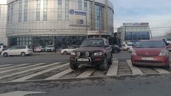 «Зебру» на Жибек Жолу превратили в стоянку. Фото «Зебру» на Жибек Жолу превратили в стоянку. Фото