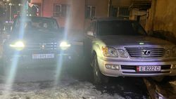 Lexus LX470 и TANK 300 припарковались на тротуаре. Фото