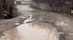 Житель села Кыргызстан показал состояние дороги. Видео Житель села Кыргызстан показал состояние дороги. Видео