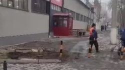 На тротуаре на Горького установили железные стойки. Видео