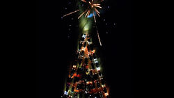 В Чолпон-Ате зажгли огромную «ёлку» из 60 машин. Видео