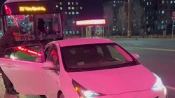 «Тойоту» припарковали в начале остановки, мешая автобусу. Видео