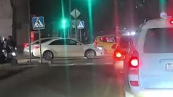 Водитель просит сделать «вафельную разметку» на Ахунбаева—Руставели. Видео