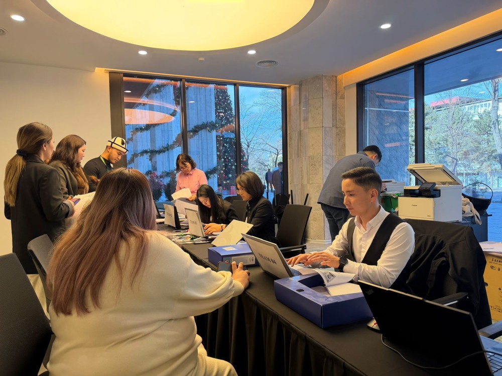 Изображение клиентов, оформляющих депозит на квартиру в проекте Royal Central Park