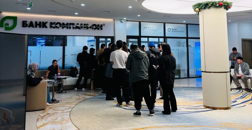 Изображение первых жителей, выстраивающихся в очередь для внесения депозитов на квартиры в 29-этажной башне фазы The Essence в Royal Central Park