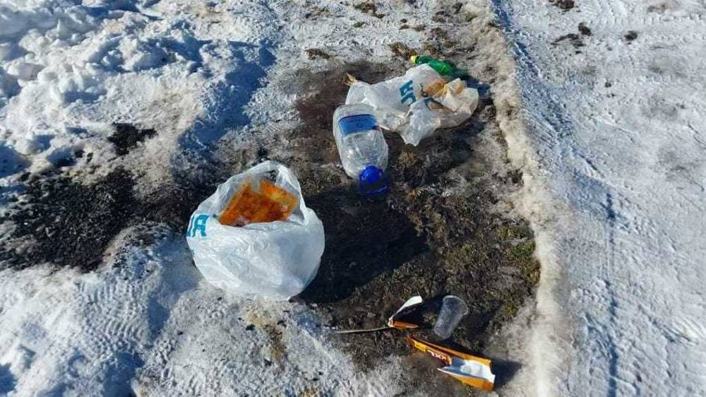 Отдыхающие в горах оставляют после себя мусор. Фото