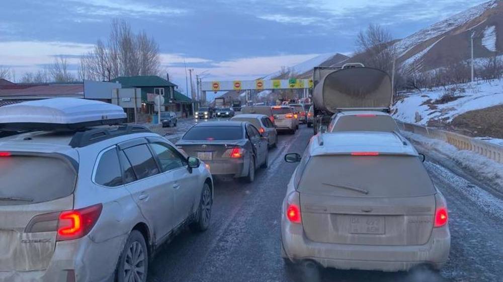Водитель жалуется на пробку на посту «Сосновка». Фото
