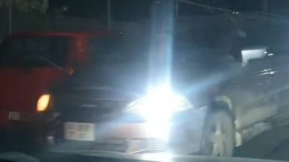 Горожанка жалуется на пробку на Салиевой из-за припаркованных авто. Видео