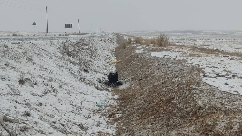 Мусор вдоль дороги Бишкек-Нарын-Торугарт. Фото читателя