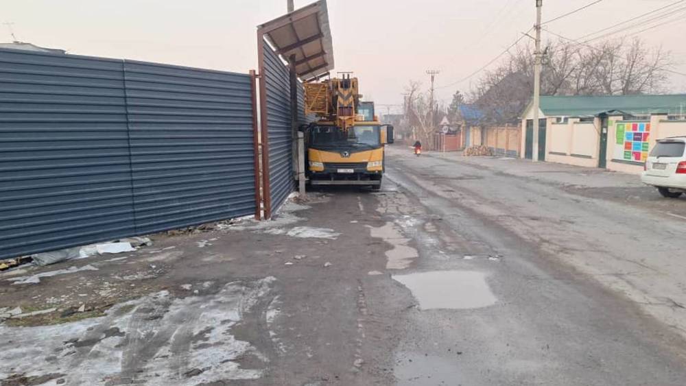 На Табалдиева стройкомпания захватила тротуар? - горожанин
