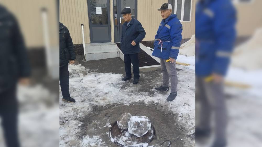 Люк возле больницы №2 закрыли. Фото