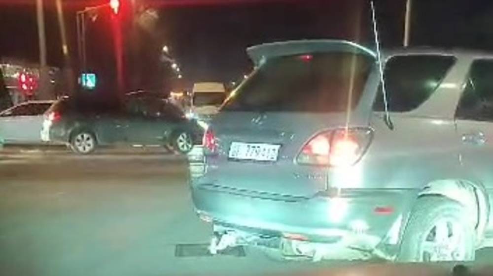 Lexus RX300 объехал пробку на Некрасова по встречке. Видео