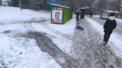 Машина «Тазалыка» проезжает через арык и тротуар. Ответ мэрии