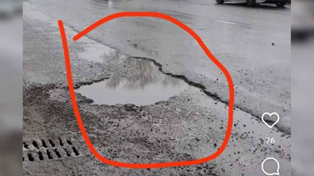 На остановке на Чынгыза Айтматова—Южная магистраль образовалась яма. Фото