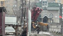Стройтехнику моют посреди дороги: ОсОО «Аалам Строй» оштрафовали на 13 тыс. сомов, - мэрия