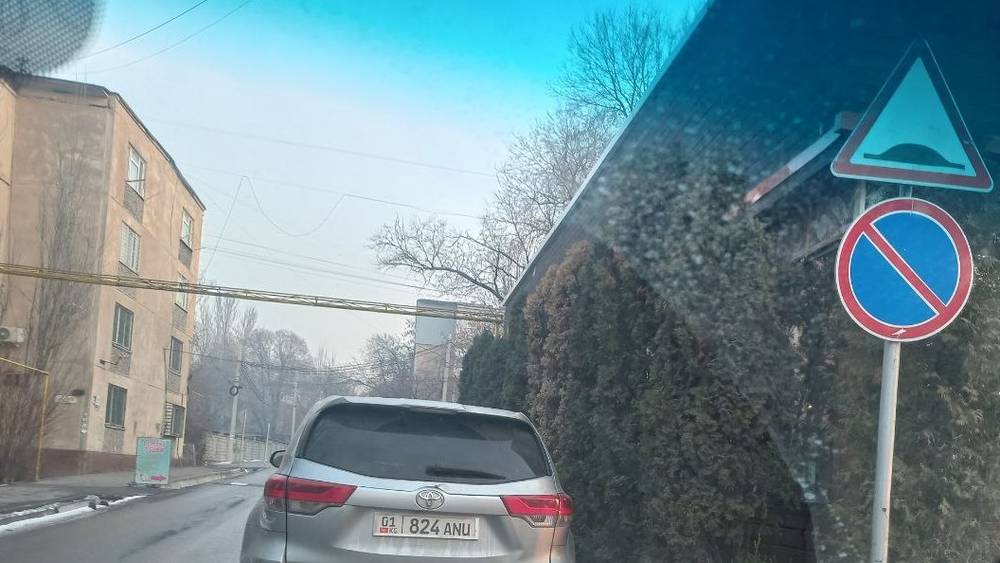 На Сухэ-Батора водители паркуются в неположенном месте. Фото горожанина