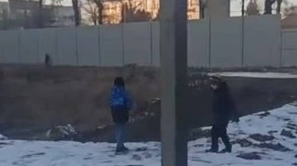 На территории котлована на Жибек Жолу играют дети