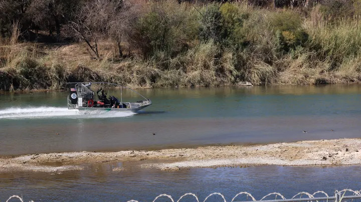 Сотрудник пограничной службы США патрулирует границу США и Мексики на реке Рио-Гранде в Игл-Пасс, штат Техас, 24 января 2025 года