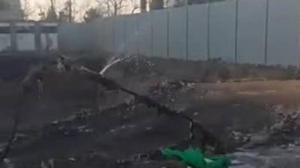 На стройке на Жибек Жолу прорвало трубу. Видео горожанина