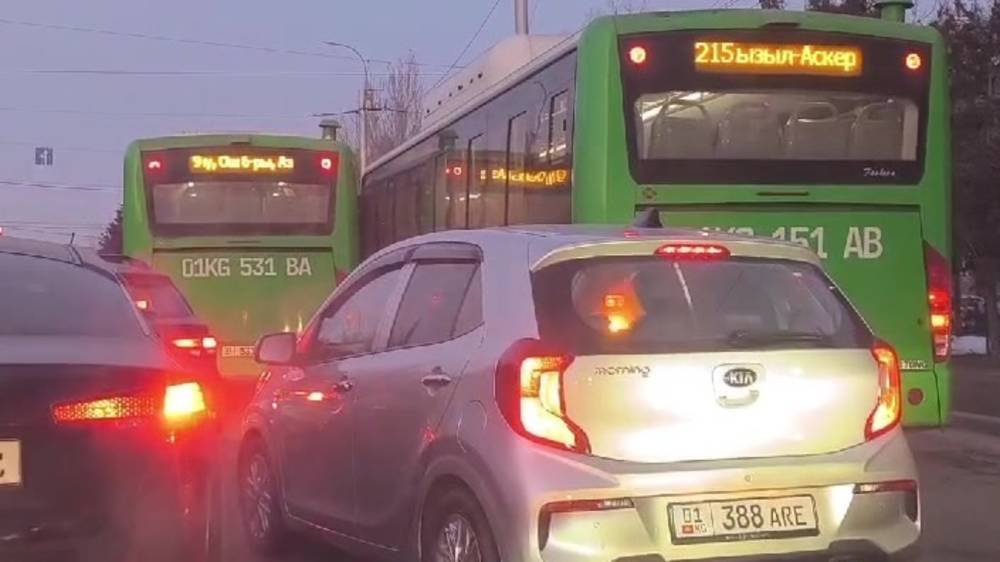 На Южной магистрали столкнулись два автобуса. Видео с места аварии