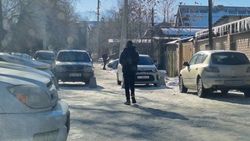 Дорогу возле школы №60 снова закрыли бетонными блоками. Ответ мэрии